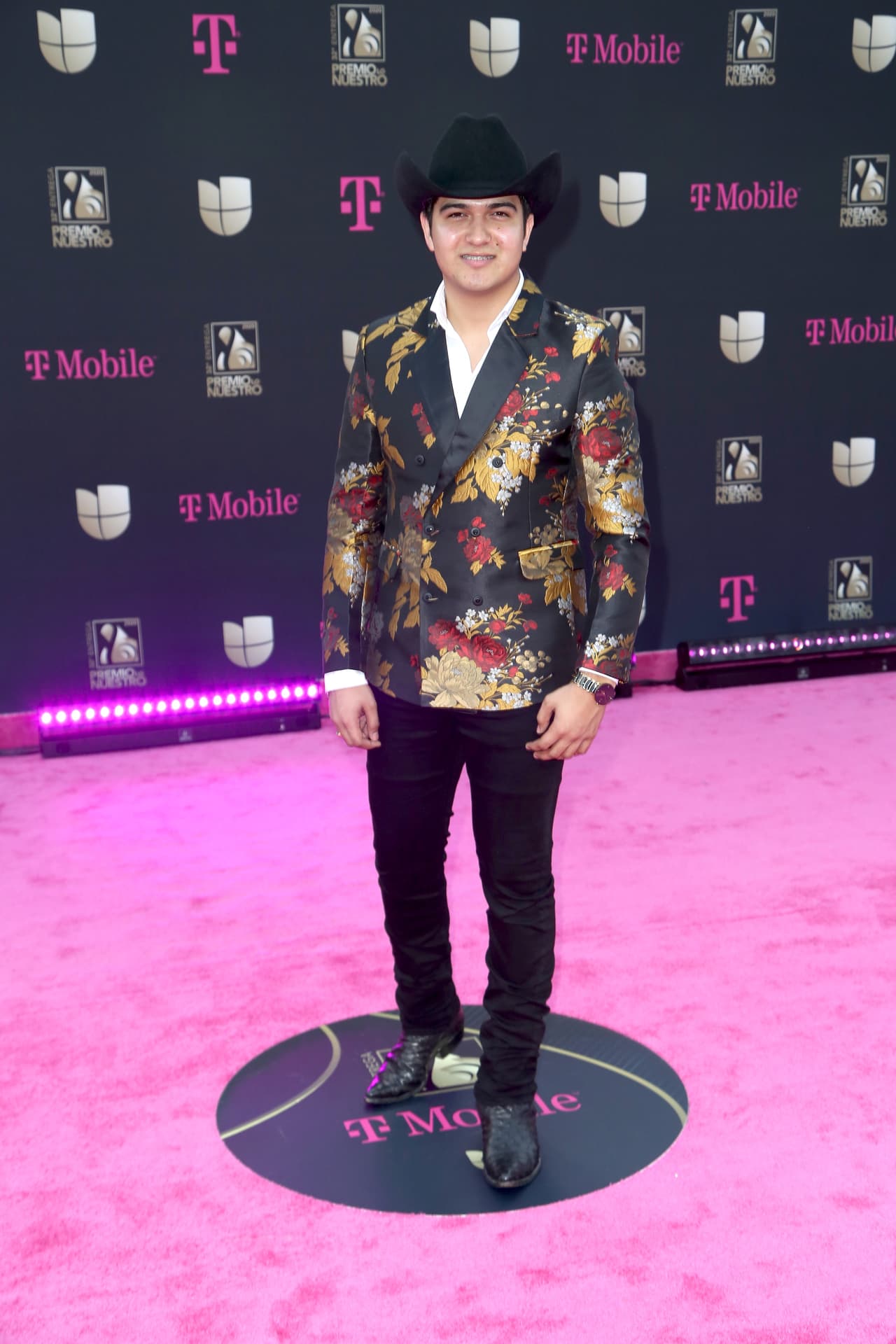 Ulises Chaidez llegó a la alfombra rosa con un saco lleno de detalles en color dorado y rojo. El intérprete recibió este 2020 dos nominaciones al Premio Lo Nuestro: Artista Sierreño del Año y Canción Sierreña del Año.