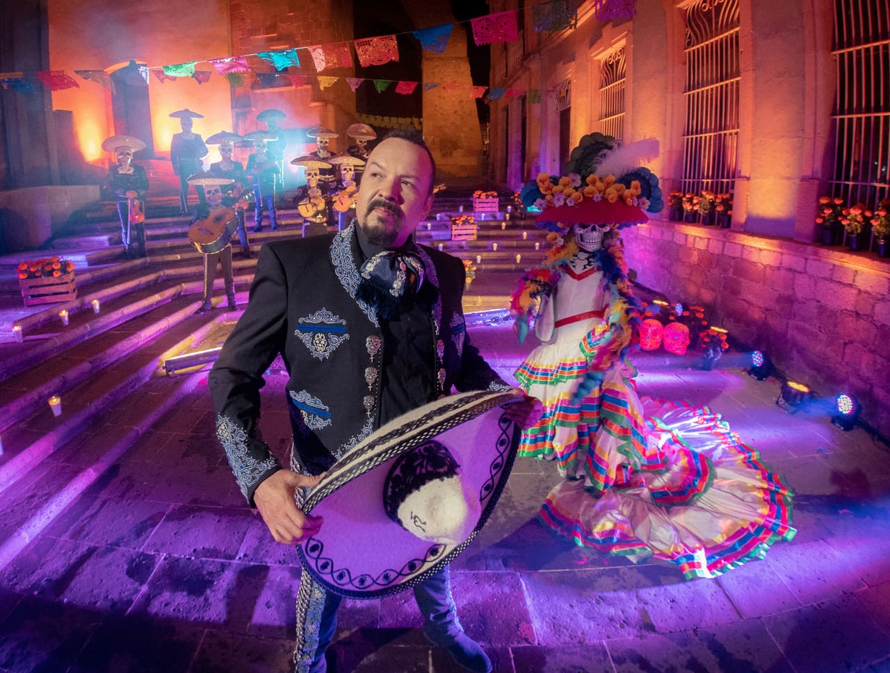 El show, calificado por el propio Aguilar como "sin precedentes", surge para de alguna manera poder llevar música a sus seguidores en estos tiempos en los que las presentaciones en vivo no se pueden realizar, además, de enaltecer el Día de Muertos.