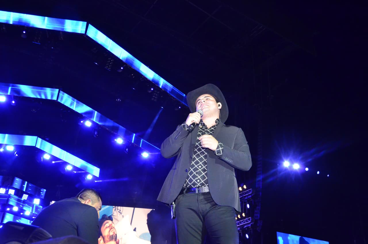 El músico ofreció a los 70 mil asistentes al concierto de la radio éxitos como "Seguramente", "El Paciente", "Antecedentes de Culpa" y "El Día de los Muertos", entre otros.