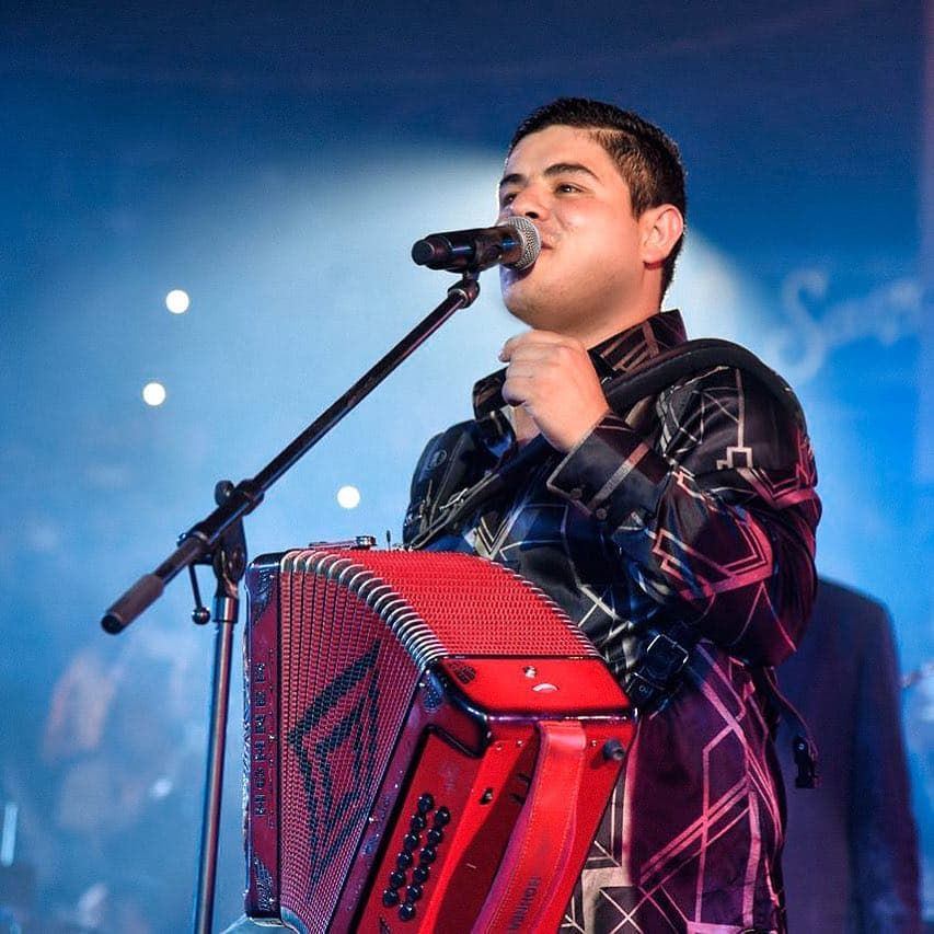 "El Día de los Muertos" brindó un triunfo más en las listas de radio y videos para "Alfredito". Forma parte de los 13 temas que conforman el disco que marca un parteaguas en la carrera musical de Alfredo Olivas.