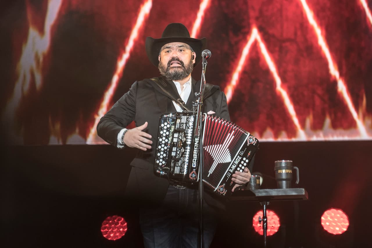Intocable en el cierre de actividades del día uno del VIve Latino