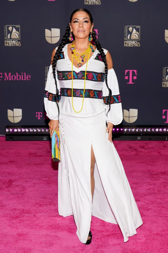 La cantante Lila Downs presumió un atuendo con toques étnicos.