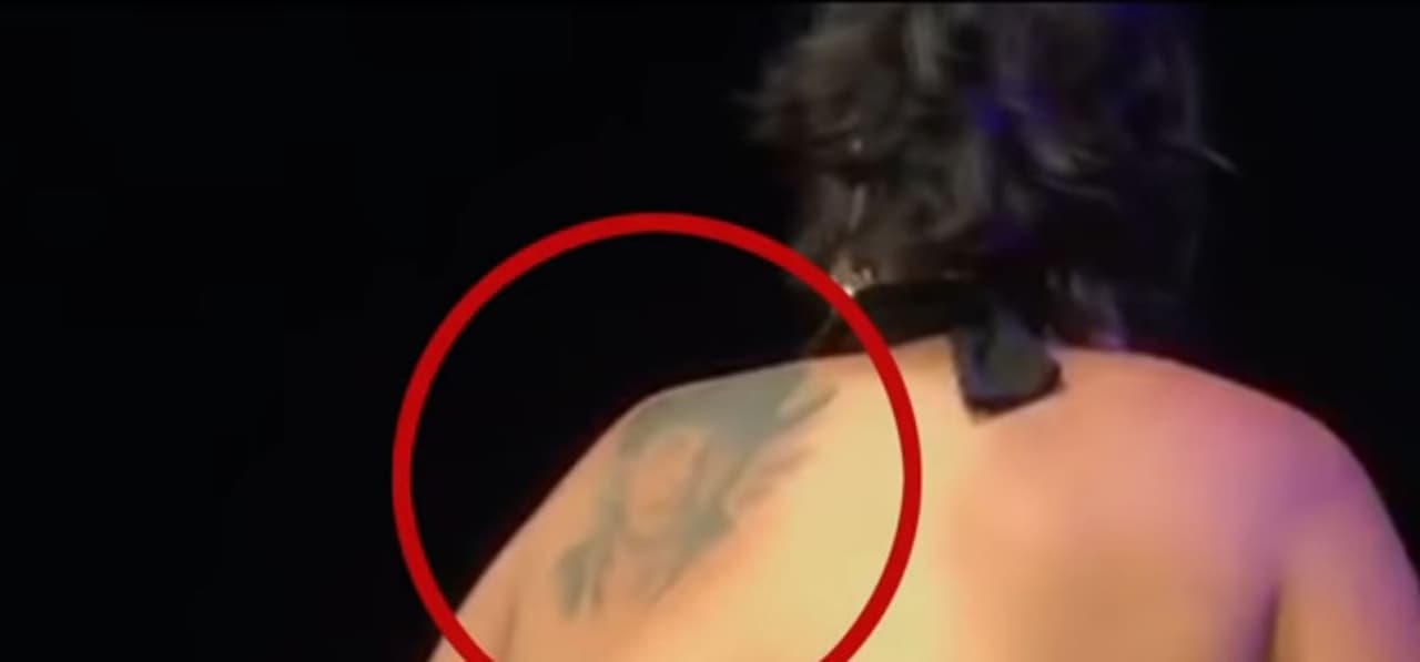 La admiradora del cantante le presumió su tatuaje.