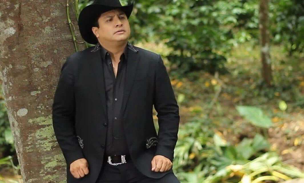 Julión Álvarez presumió a su familia en el video de 'Incomparable'