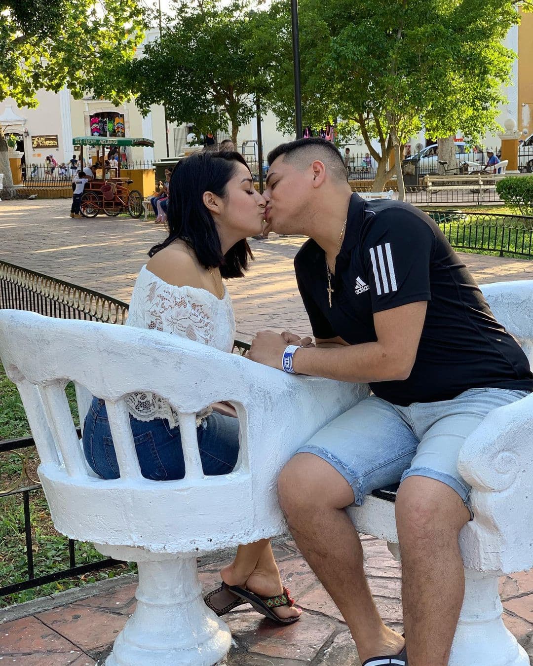 "Feliz viernes. Since 2009 jamás jamás imaginé que 11 años después estaría aquí con mi amor de preparatoria formando una familia y escribiendo una historia sin miedo", posteó Anahy.
