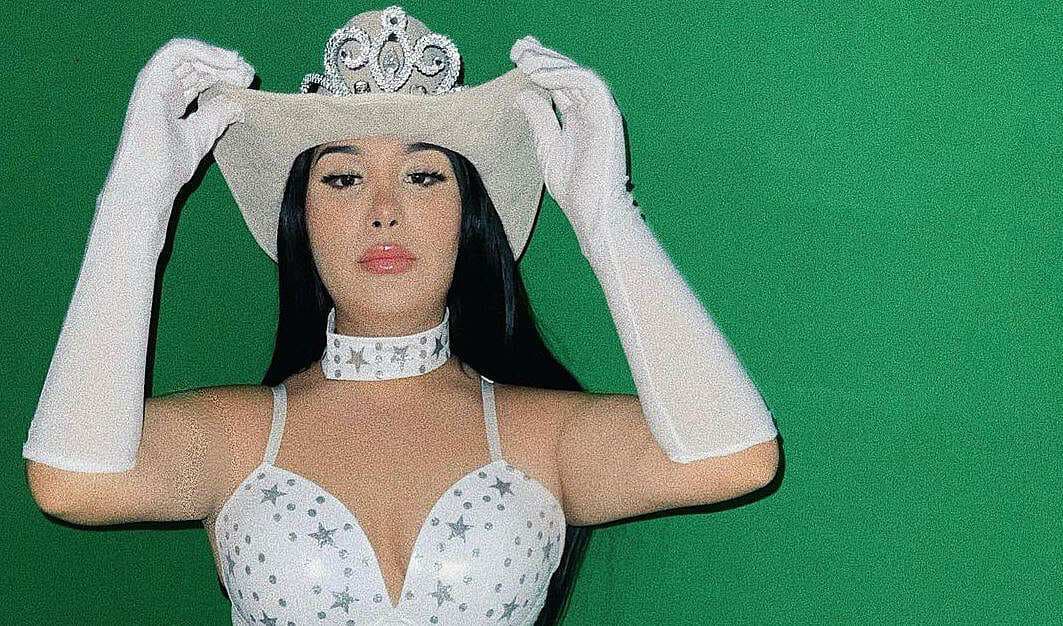 Luciendo botas y sombrero, Valentina Elizalde grabó el video oficial de 'La Basurita'