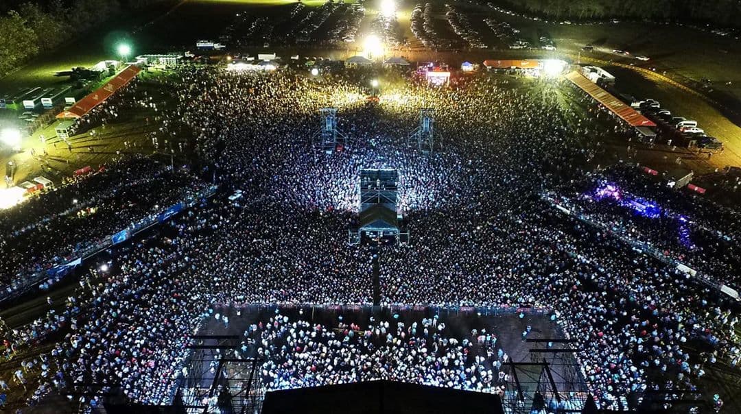 Miles de personas se reunieron a la presentación que ofrecieron Los Ángeles Azules en las Fiestas de Santa Cruz, en Guanacaste, Costa Rica.