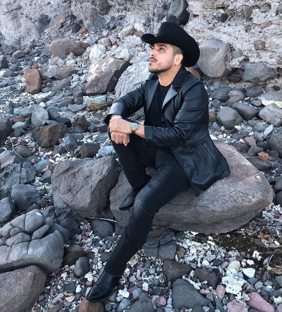 "Mujer" se coforma por 14 composiciones, las cuales ya se pueden escuchar en el canal oficial de Espinoza Paz en YouTube.