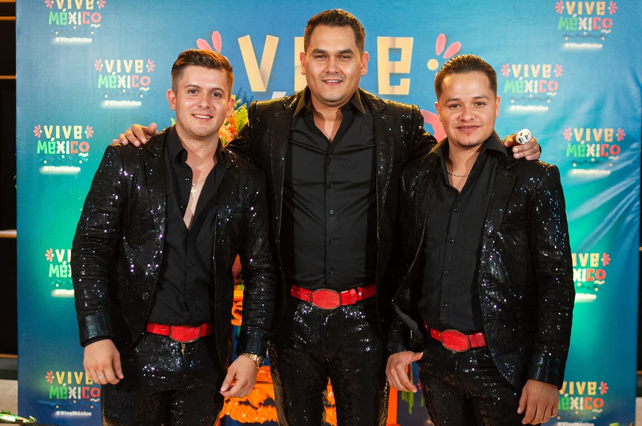 La Banda Los Recoditos llega a Vive México directo de Mazatlán, Sinaloa, para conquistar con sus éxitos en esta noche mexicana. Entre sus canciones más populares se encuentran: “Mi Último Deseo”.