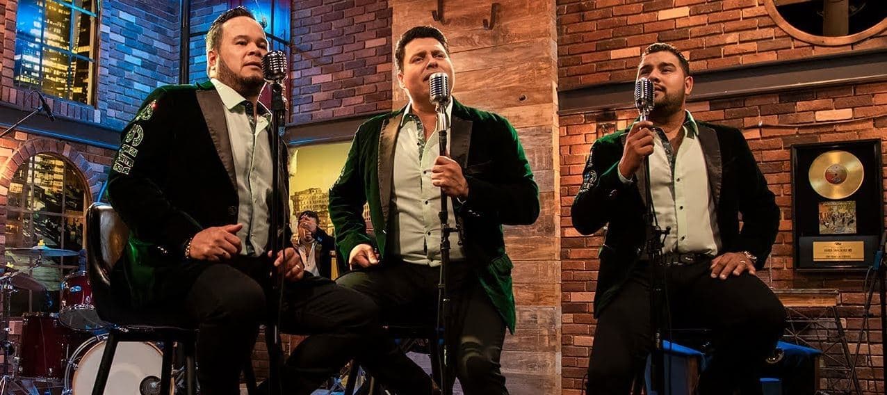 "Al Despertar", en su versión "unplugged" se une a otros éxitos de la agrupación como "Qué Fuimos", "Solo Con Verte", "Tu Postura", "El Color de Tus Ojos" y "Mejor Me Alejo", lanzados previamente.