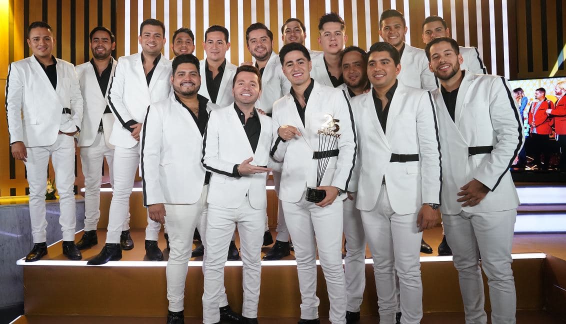 La Adictiva posó con sus integrantes y su reconocimiento que les brindó la señal de Bandamax.