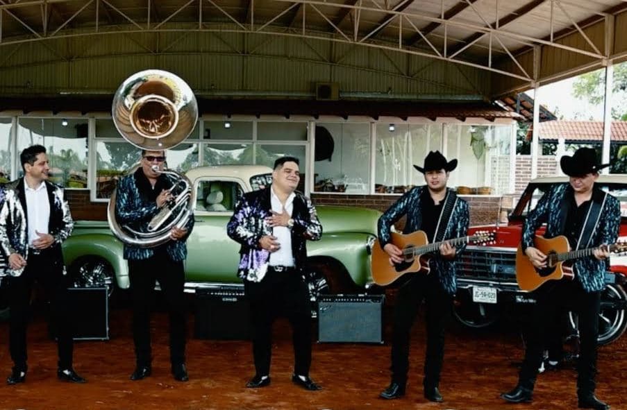 Pequeños Musical y Los Plebes del Rancho de Ariel Camacho también lanzarán un video oficial de "Bola de Cristal".