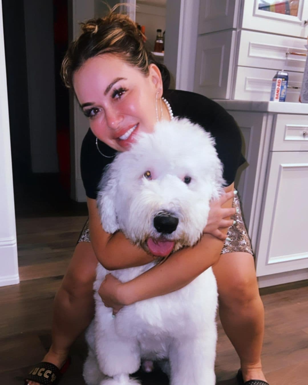 Chiquis Rivera tiene un perro Pastor Inglés que se ha convertido en un influencer.