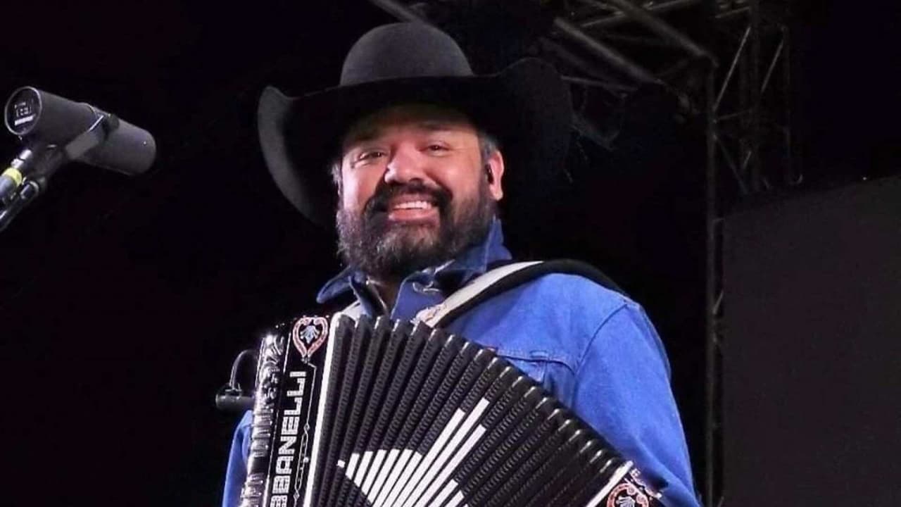 Ricky Muñoz, de Intocable, se burla de Carín León y el cantante le responde: 'Cada quien lo toma como quiere'
