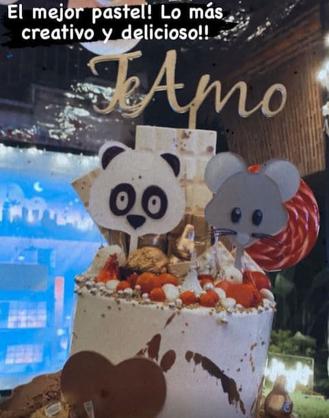 El intérprete de “No Te Contaron Mal” compartió con sus seguidores varios momentos, incluso el romántico pastel donde se ve a un ratón y a un oso.