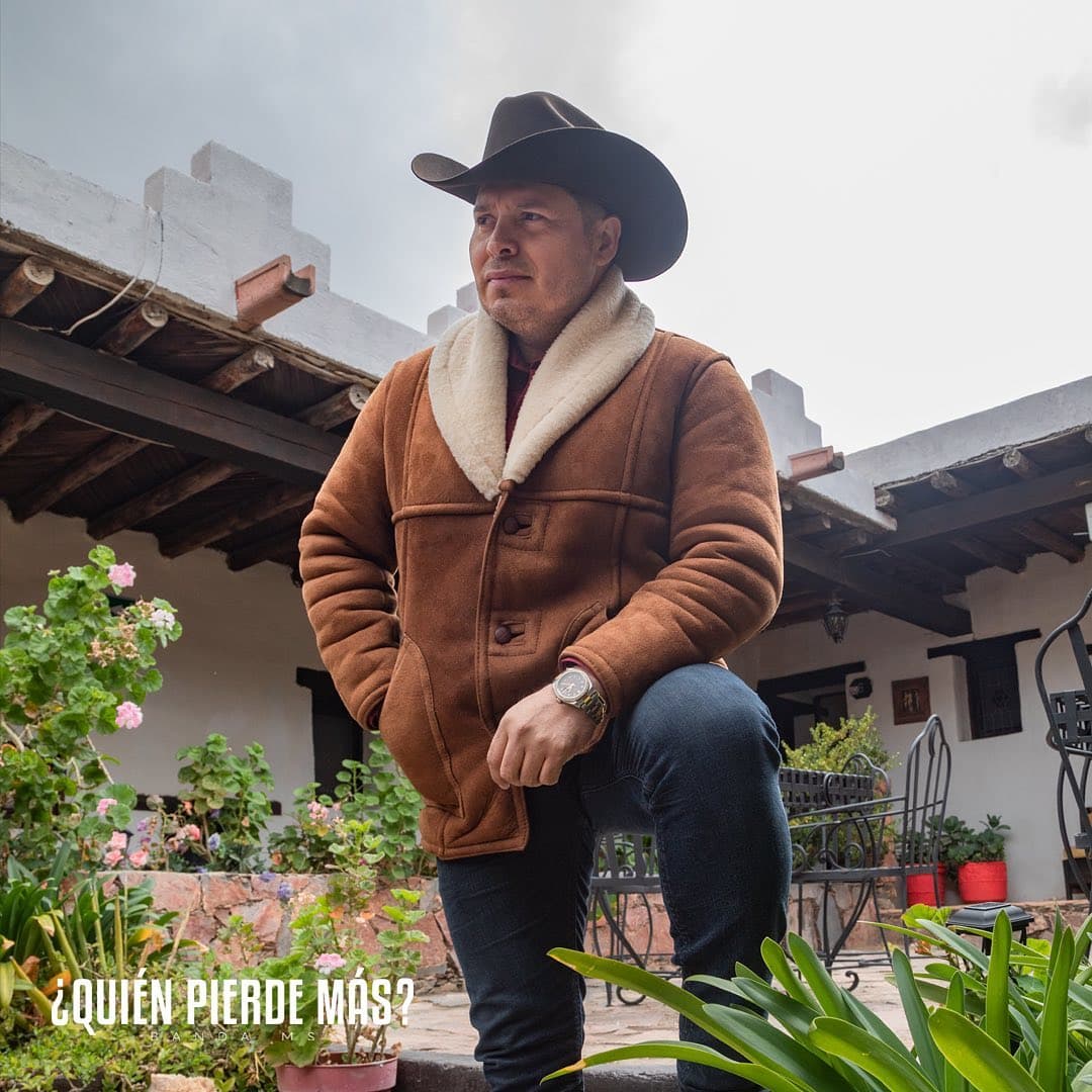 Sombreros, flores y cervezas en compañía de Banda MS protagonizan las imágenes inéditas de sus nuevos videos "Altamente Probable" y "¿Quien Pierde Más?".