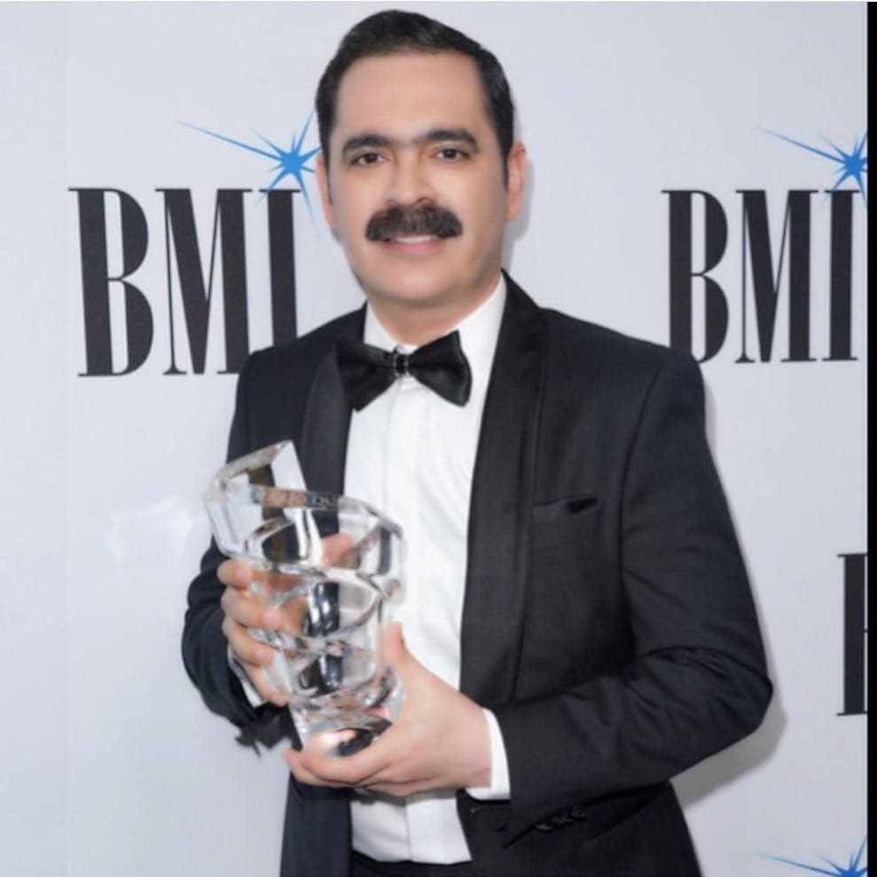 El líder de la agrupación tijuanense fue honrado con el Premio Presidencial, por sus más de treinta años de trayectoria.
