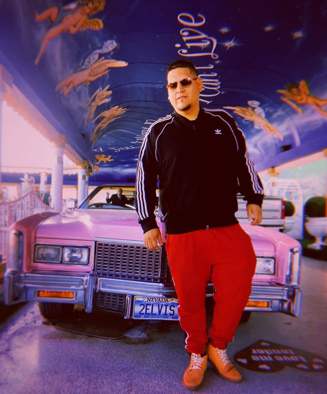 La versiones que rescatan diarios en línea fue que el joven director, responsable de trabajos visuales de famosos como Christian Nodal, Natanael Cano, Los Plebes del Rancho de Ariel Camacho, Régulo Caro, Aldo Trujillo, Dareyes de la Sierra, Los Elementos de Culiacán y Gerardo Ortiz, entre otros, se impactó contra un vehículo de transporte pesado en la sindicatura de Emiliano Zapata, en Culiacán.