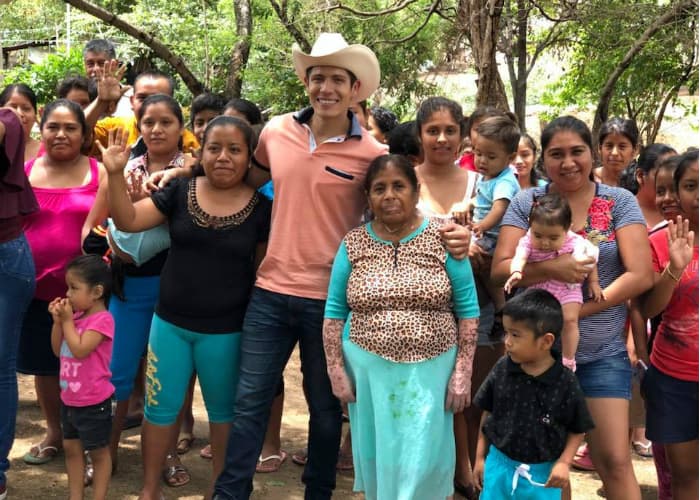 Fernando Corona regala amor en su visita a Guerrero