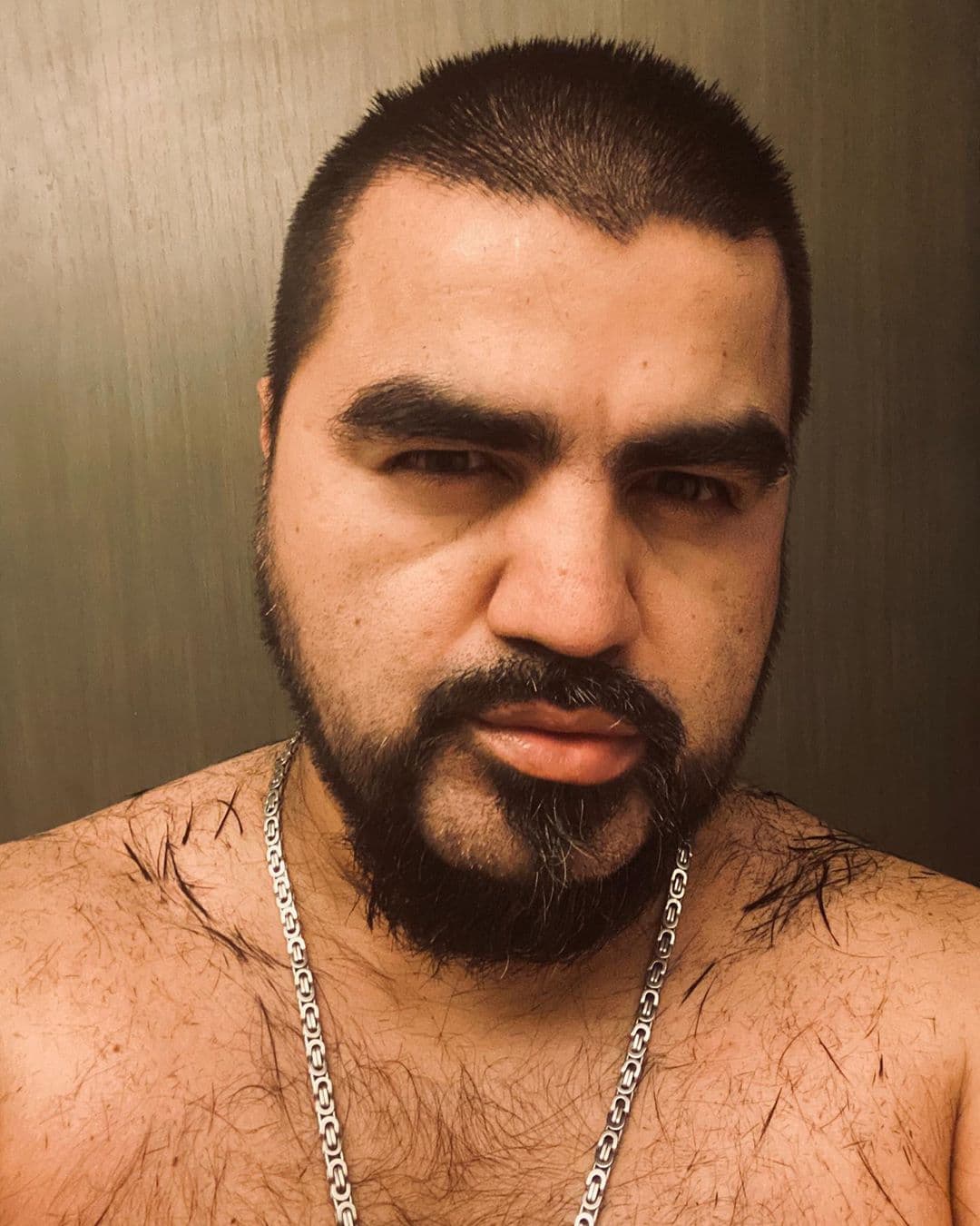 Luis Antonio López decidió estrenar look para estar en casa.