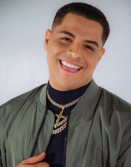 En el nuevo video musical la agrupación tijuanense transformó por completo a su cantante Eduin Caz, quien es el protagonista del mismo, a viejito.