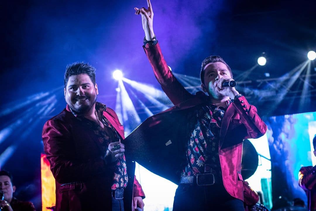 La nueva canción de La Adictiva sigue el éxito a sus anteriores sencillos, "El Amor de Mi Vida" y "Yo Te Prefiero A Ti", en el que colaboraron junto a Yuridia y Río Roma.
