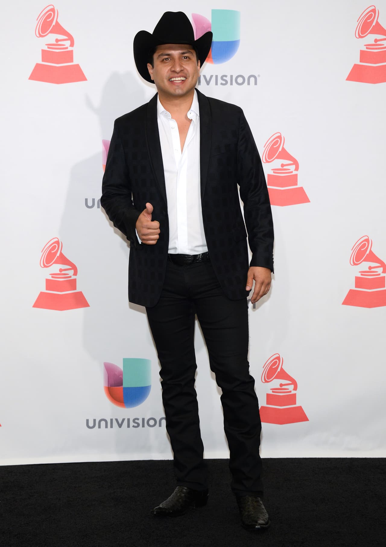 Dejó la carrera de Ingeniería Mecánica en cuarto semestre para comenzar su carrera musical luego de recibir una invitación por parte de la Banda El Recodo para abrir sus conciertos.