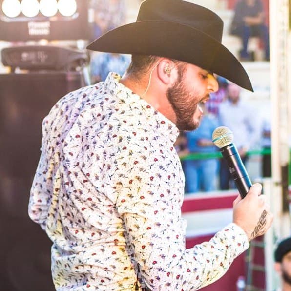Gerardo Ortiz arrasa en LA y recibe platino