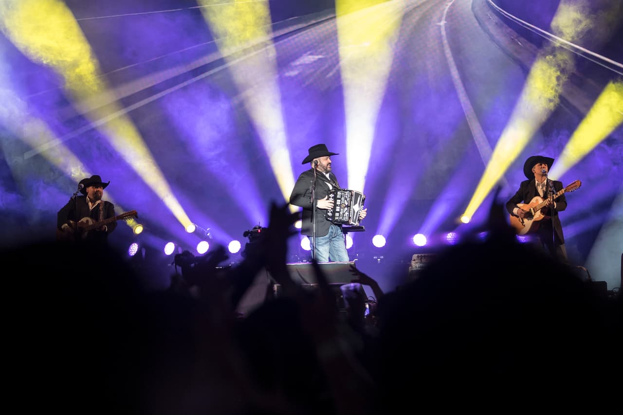Intocable en el cierre de actividades del día uno del VIve Latino