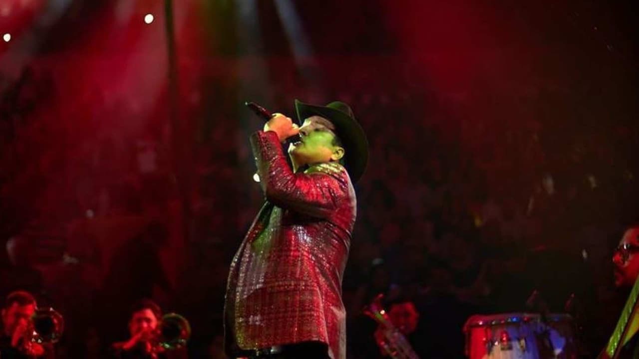 Julión Álvarez pone a cantar al Palenque de Pachuca