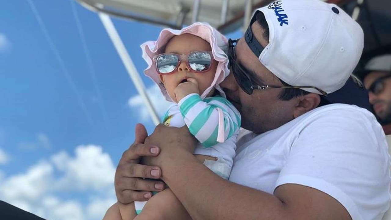 Julión Álvarez presume talento musical de su pequeña hija y sorprende a todos