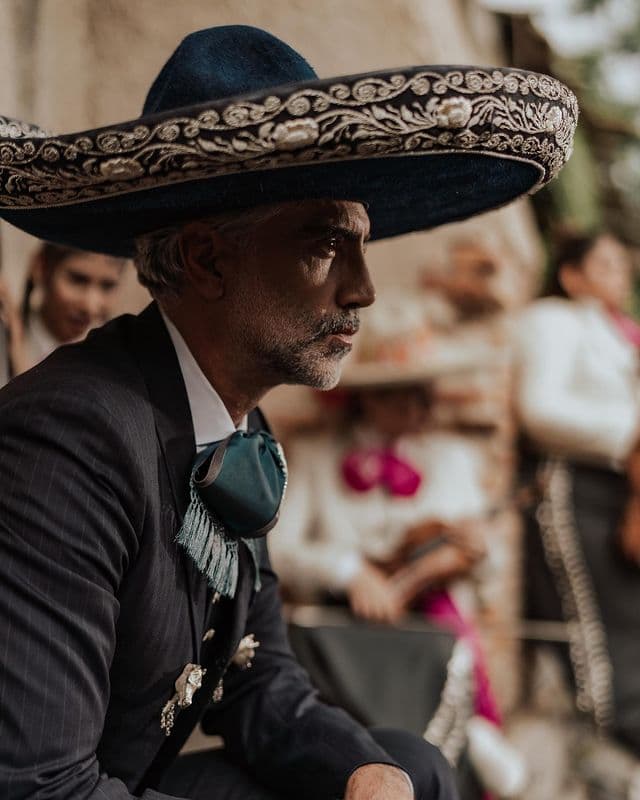Alejandro Fernández. "El Potrillo" utiliza Instagram para dar a conocer esa faceta más personal que tiene con su familia, además de ofrecer frases motivadoras. Hasta el momento suma más de 2.7 millones de seguidores.