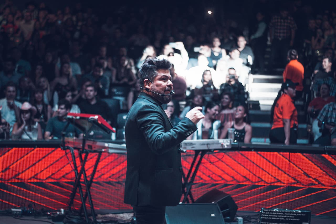El Domo Care vivió una noche llena de música y baile este sábado 27 de abril con La Firma.