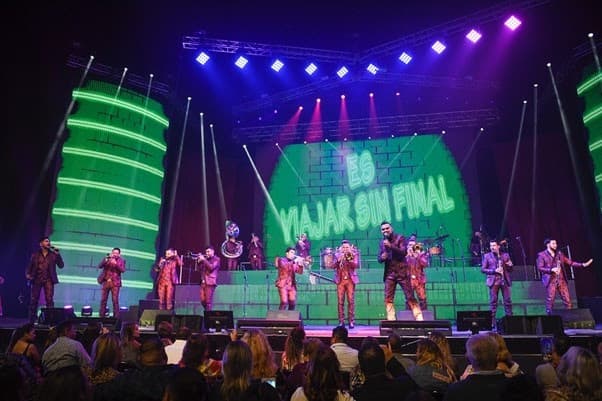 Temas icónicos de la carrera de 80 años de El Recodo pusieron a cantar y a bailar a sus seguidores.