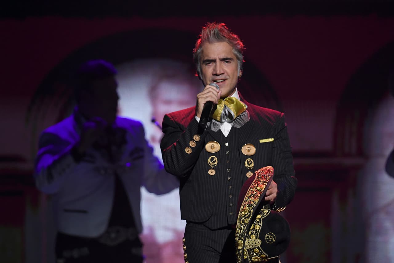 Pronto el cabello gris se volvió parte de la imagen del cantante.