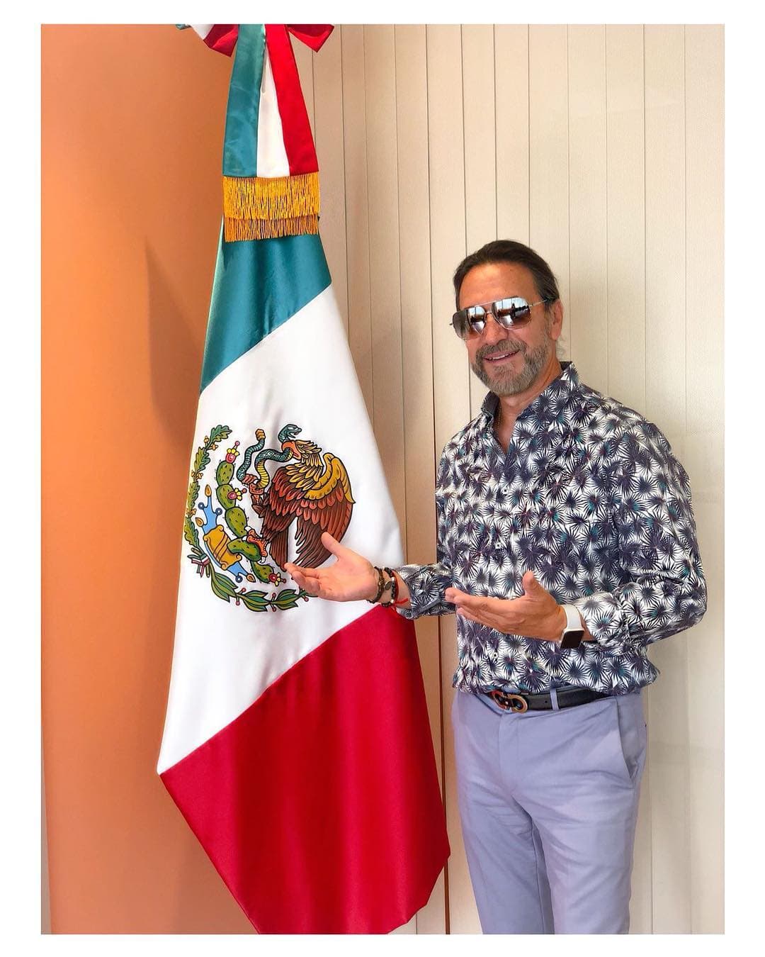 Marco Antonio Solís celebra a México