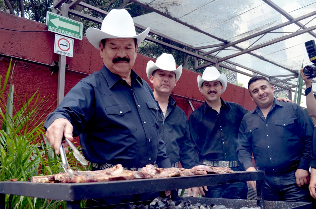En 1989, la firma Top Hit Records otorgó el primer Disco de Oro a Cardenales de Nuevo León, por su material “La Chuyita"; todo esto tras vender más de 100 mil copias en el mercado de habla hispana.