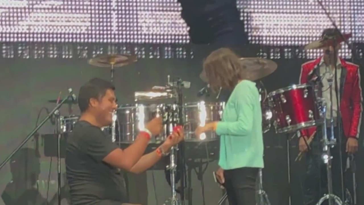Fan de Los Recoditos le pide matrimonio a su novia en pleno concierto