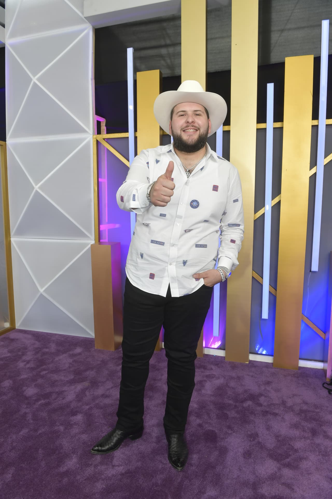 Alexander García, mejor conocido como El Fantasma, hizo su aparición en la Alfombra Morada de los Premios Bandamax 2018.