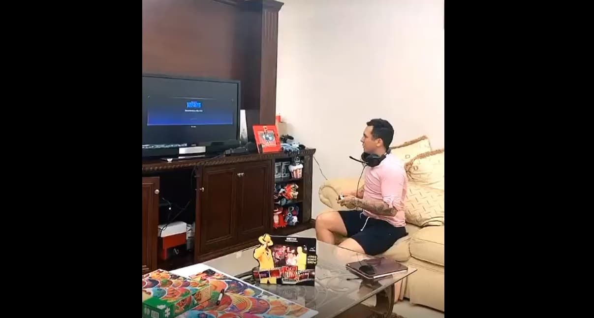 En sus videos de Tik Tok han enseñado su sala, en la que Luna pasa gran parte de su tiempo libre en los videojuegos.