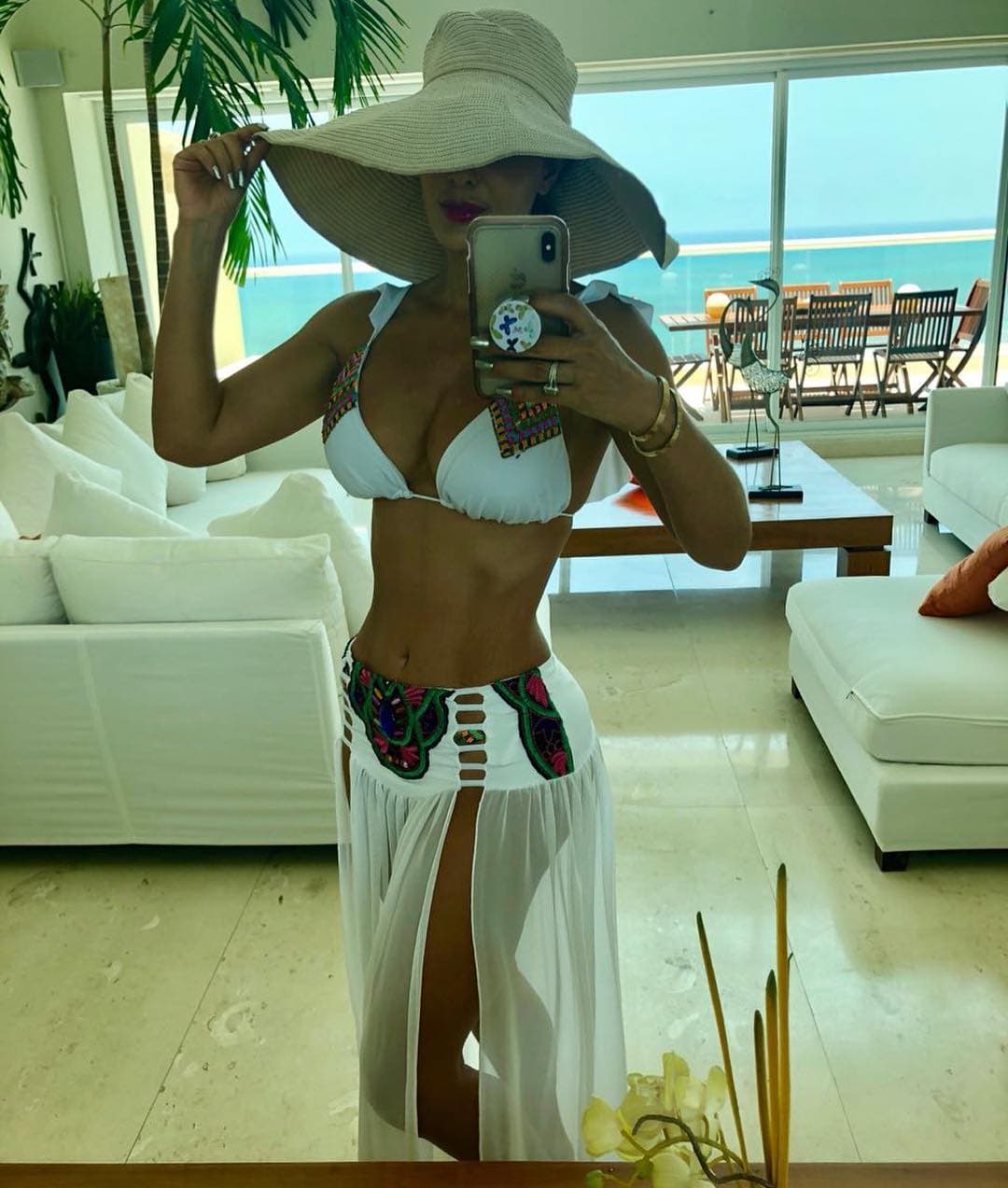 Ninel luce como todo un 'Bombón' chic en la playa