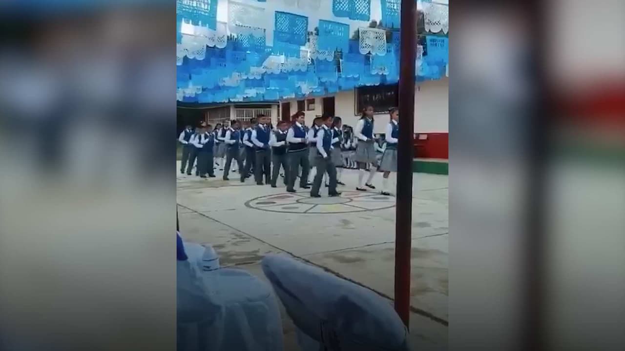 Niños de primaria bailan al ritmo de Rayito Colombiano en su graduación