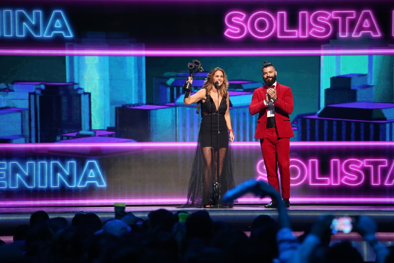 Adrián Di Monte entregó a Lucero el premio como Mejor Solista Femenina.