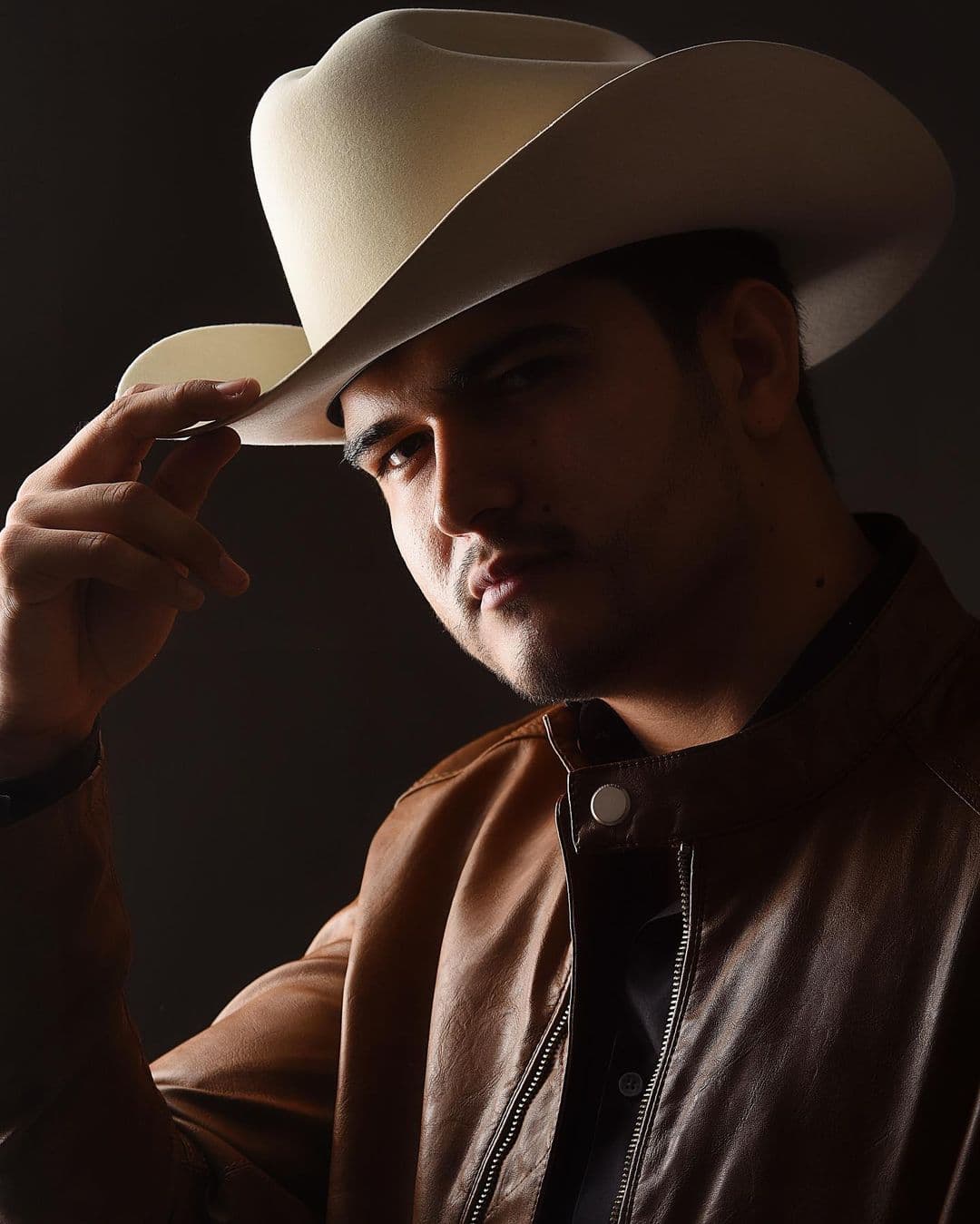 El disco "Seguimos En El Ruedo" presume 14 canciones compuestas en su mayoría por la estrella sinaloense.