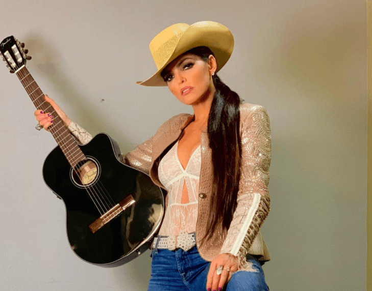 Ana Bárbara lanzó su propia línea de maquillaje