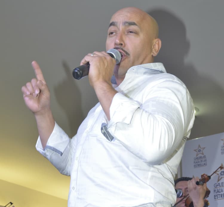Lupillo Rivera: 'Puedo besar a quien me dé mi regalada gana'