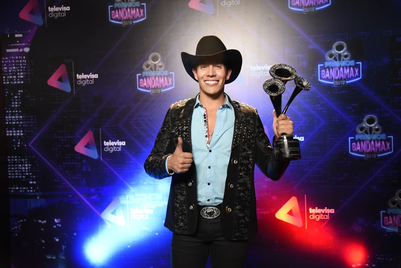 Fer Corona fue el ganador de la votación en el sitio de Bandamax.tv y se convirtió en el Artista Regional Digital 2019. En redes sociales escribió "¡Mi Primer Premio Bandamax! Gracias a toda la gente que votó por mi".