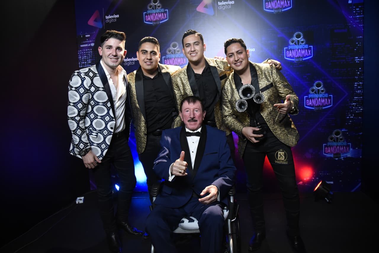 Germán Lizárraga recibió un reconocimiento por su trayectoria. En todo momento lo acompañaron algunos miembros de la banda Estrellas de Sinaloa ,y cuando subió por su galardón, hasta El Mimoso se le unió para dedicarle unas palabras. Don Germán se dijo muy agradecido y con muchas ganas de seguir generando éxitos.