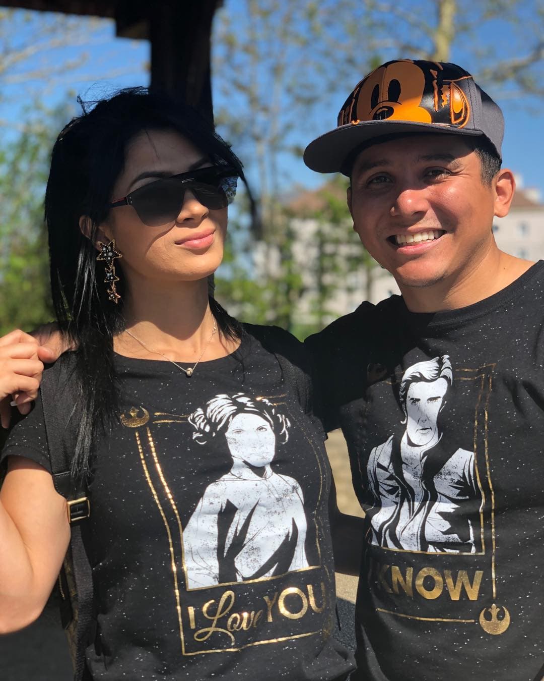 Edwin y Kimberly son fans de las películas de la saga ‘Star Wars’, presumiendo sus camisas que incluyen a la ‘princesa Leia’ y ‘Han Solo’.