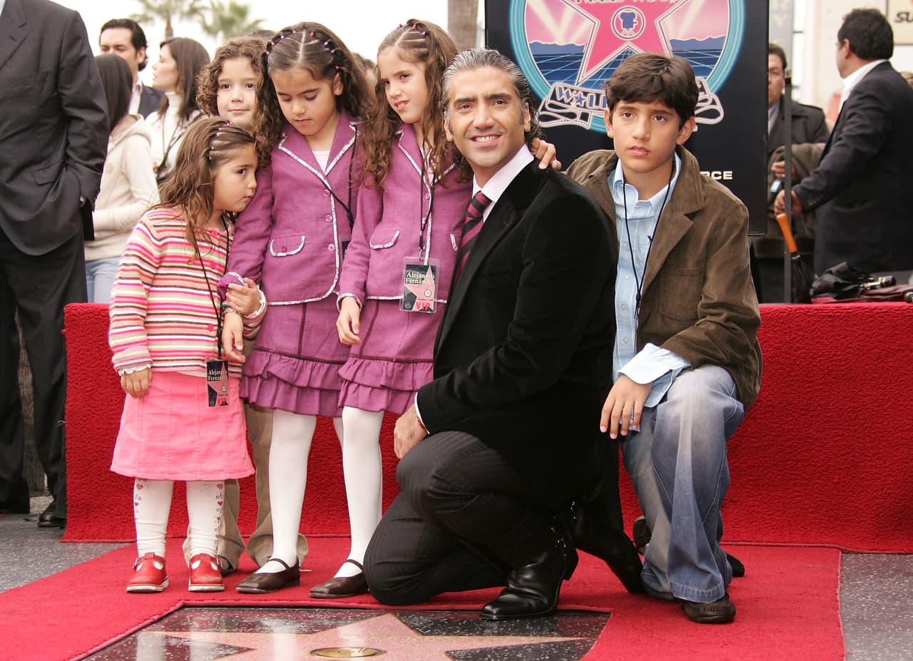Alejandro tiene cinco hijos: de su primer matrimonio nacieron Alejandro Jr. y las gemelas Camila y América. Después tuvo a Emiliano Y Valentina con la modelo Ximena Díaz.